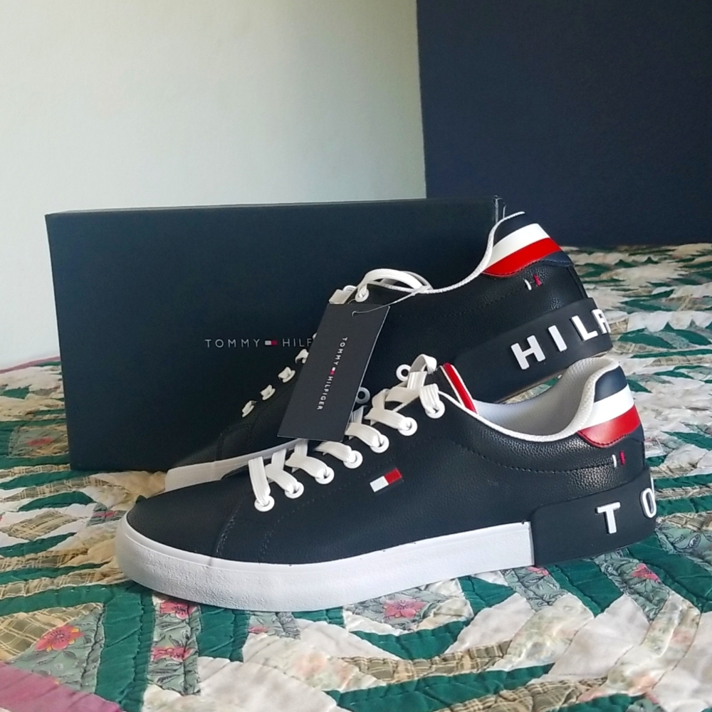 Casual Sneakers (Rezz)